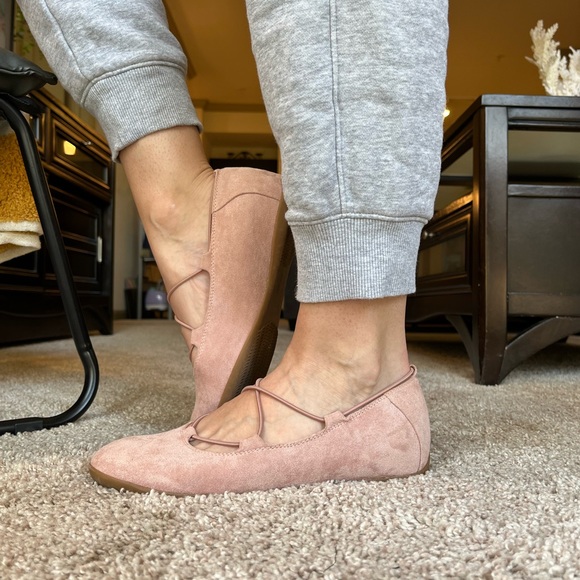 Brand: Baretraps
Size: 7 1/2
Color: Pink
Wear: Lightly worn - Picture 2 of 2